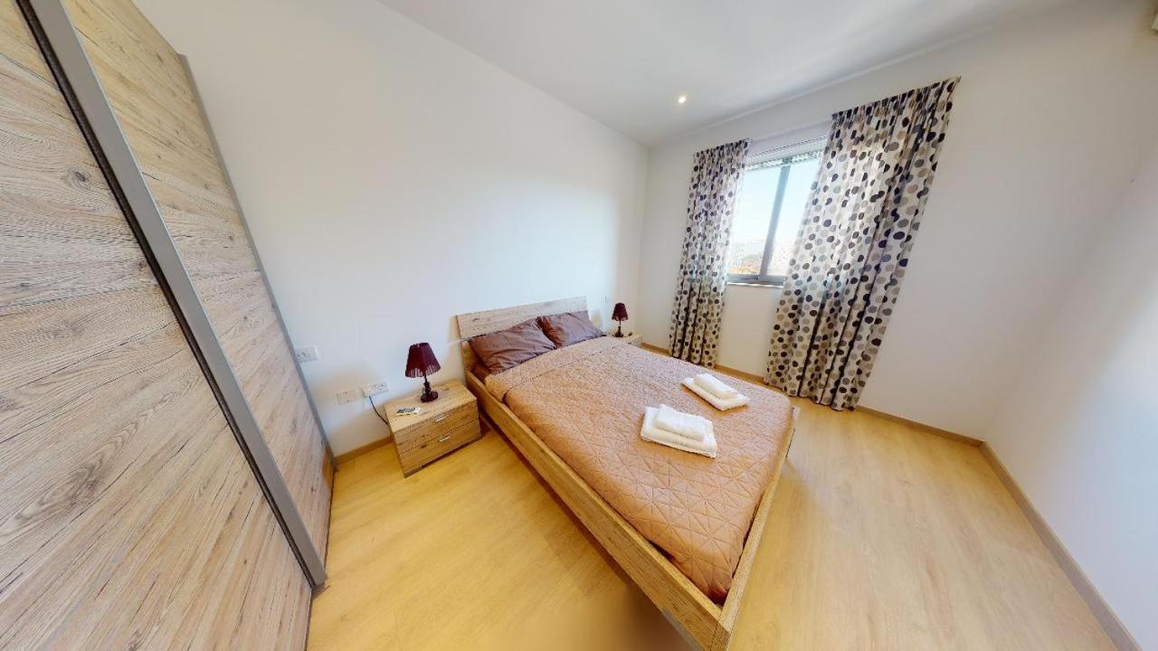 Spacious 2 Bedroom Apartment In スリーマ エクステリア 写真